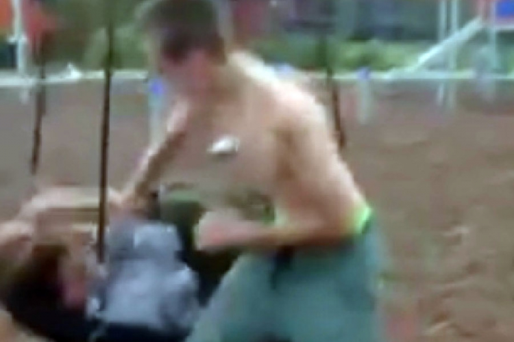 Tukli autističnog dječaka i tjerali ga da vrišti (VIDEO)