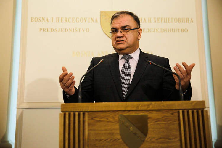 Ivanić: Revizija tužbe je kršenje Ustava i pucanj u prazno