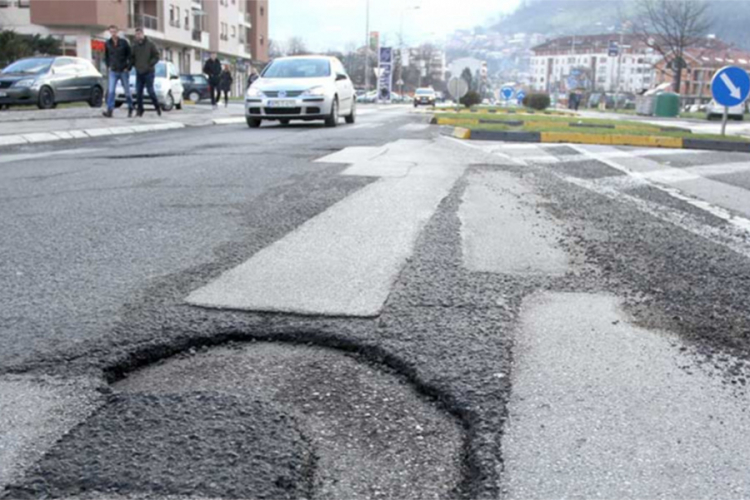 Saniranje udarnih rupa u Banjaluci čeka ljepše vrijeme