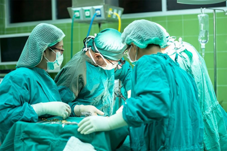 Zašto hirurzi nose samo zelene ili plave uniforme?