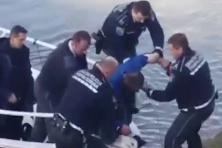 Drama u Gradišci: Graničari spasili čovjeka iz nabujale Save (VIDEO)