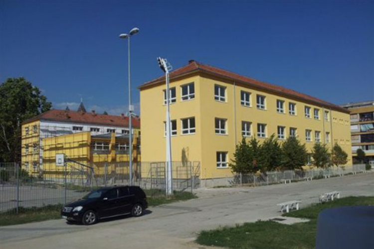 Čekićem pretukao nastavnika zbog sinovog keca