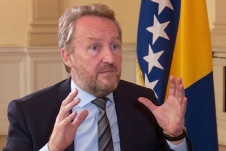 Izetbegović u Predsjedništvu na sastanku sa savjetnicima o reviziji tužbe