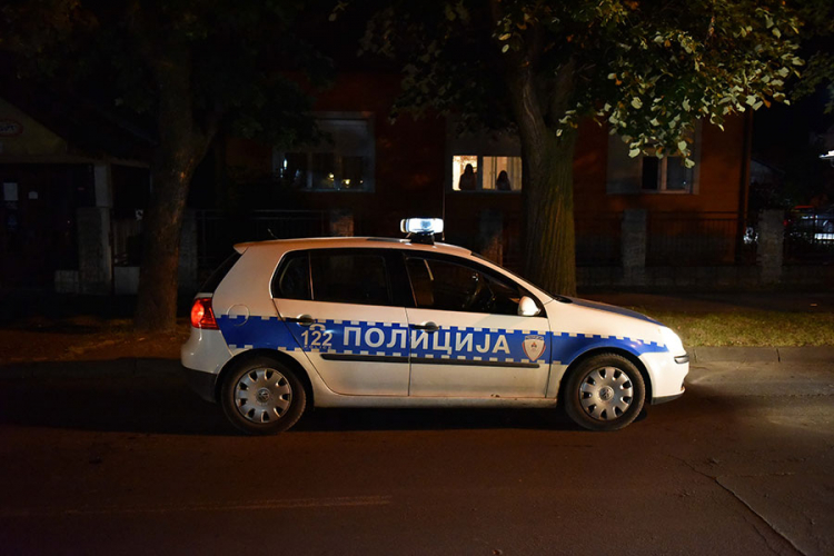 Pokušao izgurati policajca sa puta