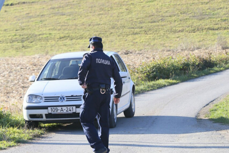 Sa čim se sve susreće policija: Pijana djevojka pobjegla iz policijskog auta