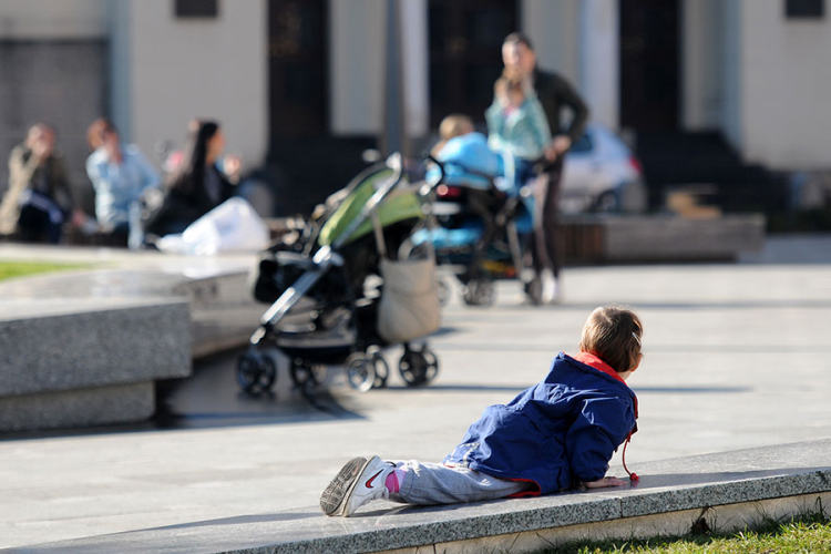 Ostavljaju i tromjesečnu bebu zbog posla