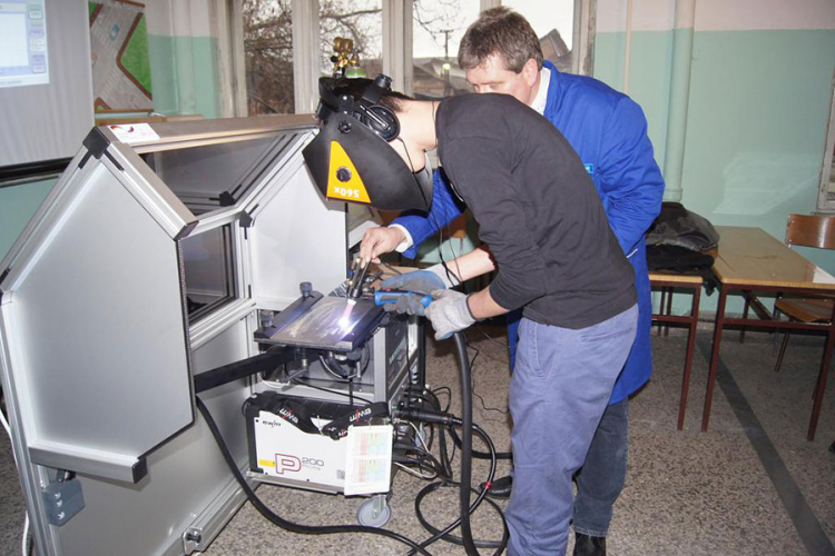Nedostaje obućara i bravara