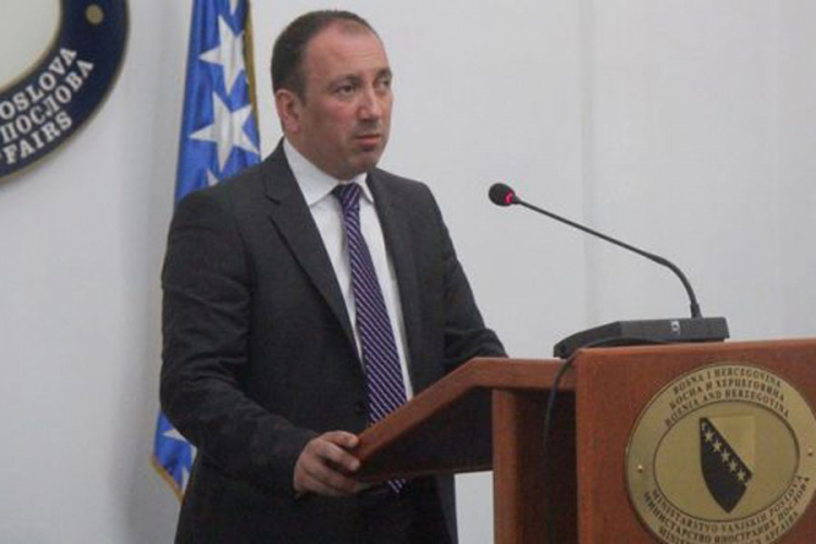 Crnadak: Bakir se ovako ponaša prema meni jer sam Srbin