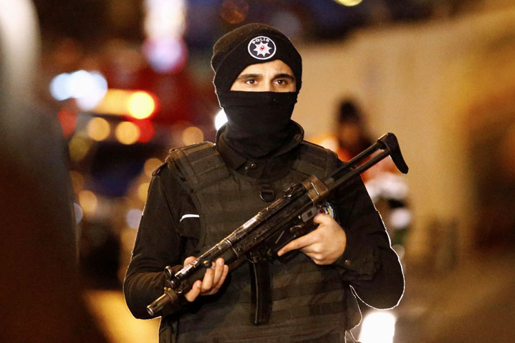 Istanbul: U pucnjavi na kafić ranjeno pet osoba