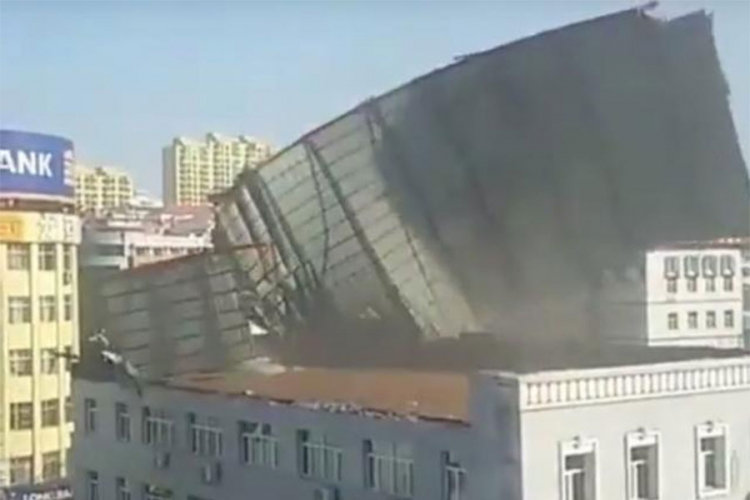 Oluja odnijela krov sa zgrade (VIDEO)