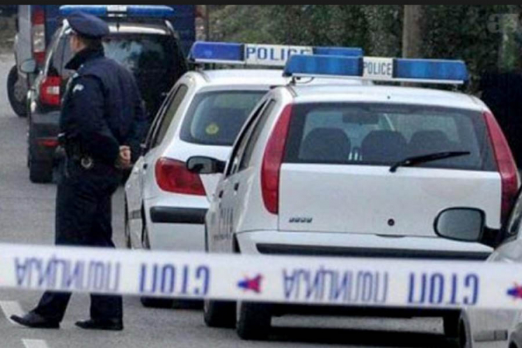 Pet lica povrijeđeno u sudaru kombija i automobila