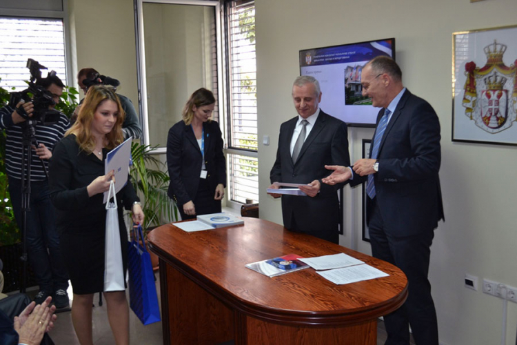 Konzul Srbije uručio nagrade najboljim učenicima na konkursu