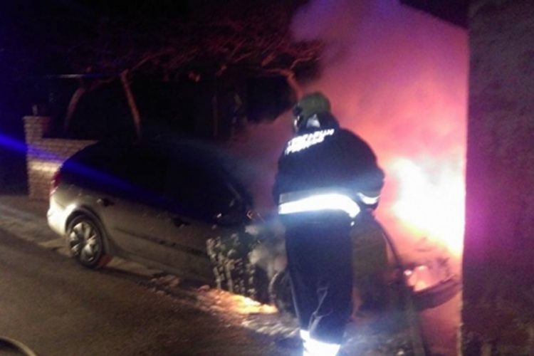 Izgorio automobil, policija utvrđuje uzrok požara