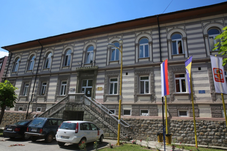 Sekretar i dva načelnika odjeljenja nemaju odgovarajuću stručnu spremu