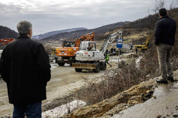 Uklonjeni voda i mulj sa auto-puta Kakanj-Zenica, saobraćaj otežan