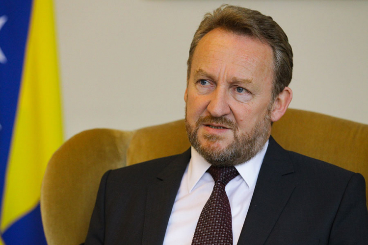 Diplomate zabrinute krizom: Izetbegović priziva ustavne promjene