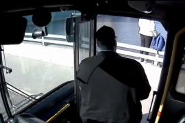 Vozač autobusa ponudio djevojci zagrljaj i odvratio je od samoubistva ...
