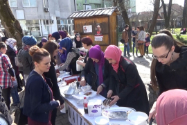 Prodajom kolača pomažu bolesnom dječaku