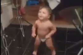 Beba latino pokretima osvaja milione (VIDEO)