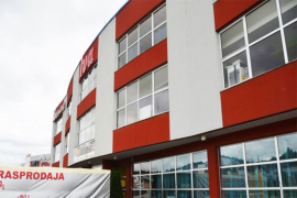 Muškarac iz automatske puške pucao sebi u stomak u tržnom centru