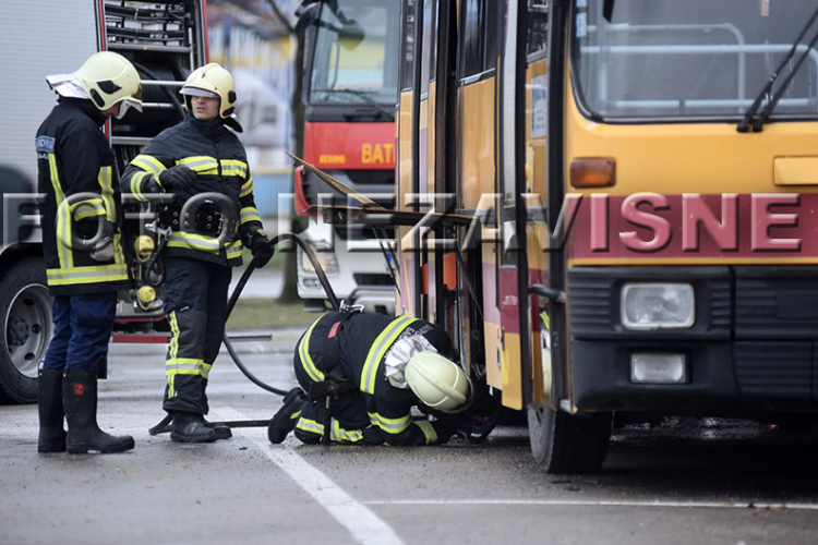 Banjaluka: Gorio autobus, na terenu dva vatrogasna vozila (FOTO)