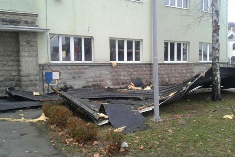 Srušio se krov škole u Kraljevu