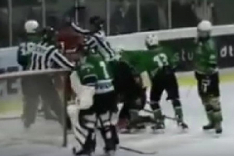 Opšta tuča hokejaša Olimpije i zvezde (VIDEO)