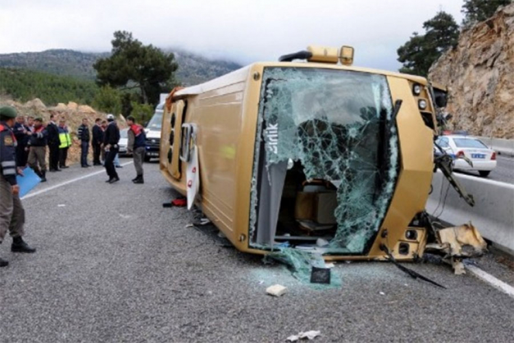 U sudaru kamiona i autobusa poginulo deset osoba