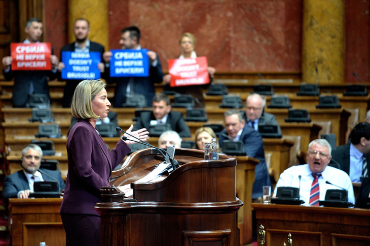 Mogerinijeva u Skupštini Srbije, SRS skandira, Dveri sa kartonima (FOTO, VIDEO)