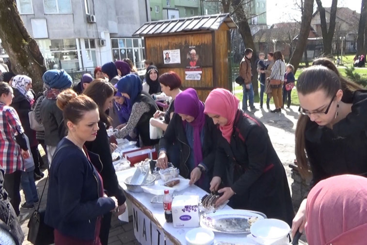 Prodajom kolača pomažu bolesnom dječaku