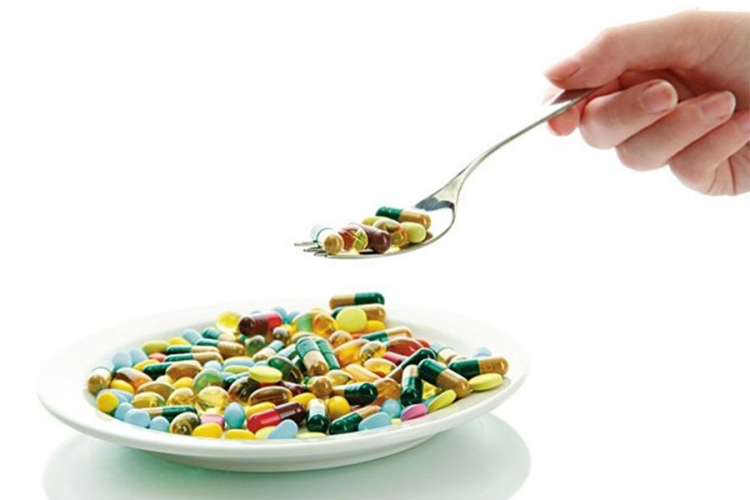 Na antibiotik prvo reaguje stomak
