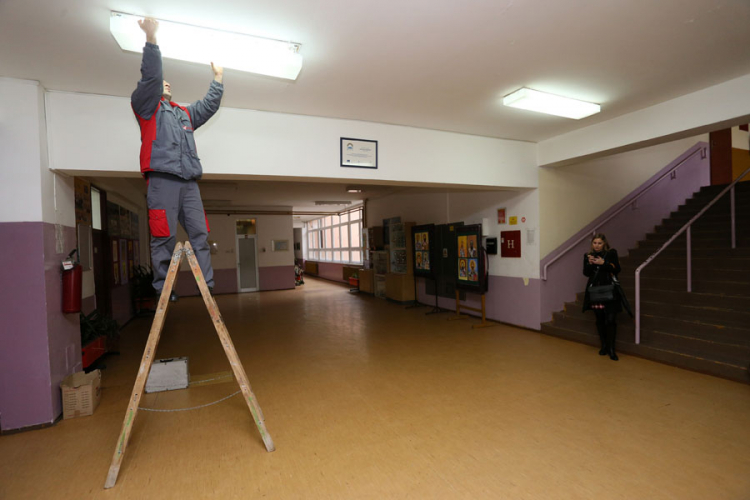 Škola dobila nove LED sijalice