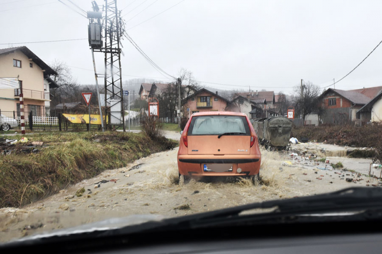 Putevi pod vodom, ugrožene i kuće