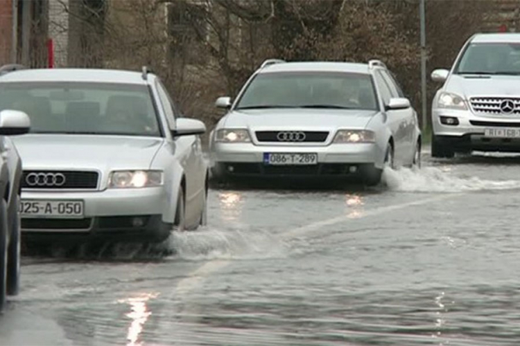 Otežan saobraćaj zbog izlivanja vode na saobraćajnice