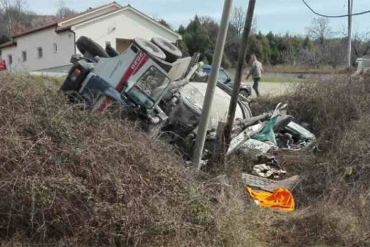 Muškarac poginuo u sudaru sa mikserom za beton