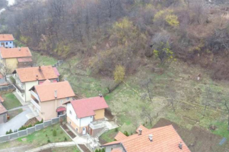 Pokrenulo se klizište kod Kaknja: Stijene pogodile 11 kuća