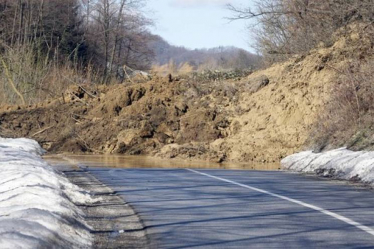 Spreča plavi, klizišta u Kalesiji i Gradačcu