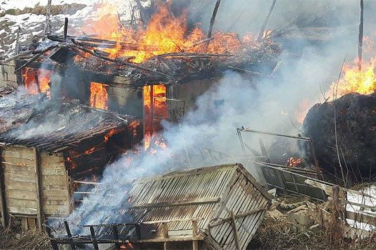 Mrkonjić Grad: U požaru na štali izgorjeli krava i sijeno