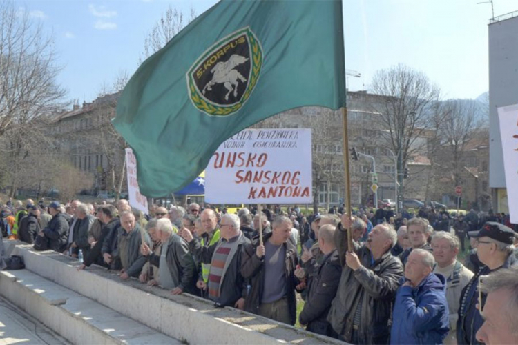Vojni penzioneri protestuju pred Vladom Federacije, izviždali dogovor