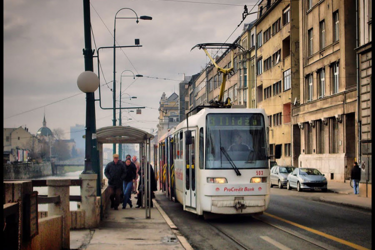 Maloljetnik opljačkan u tramvaju uz prijetnju nožem