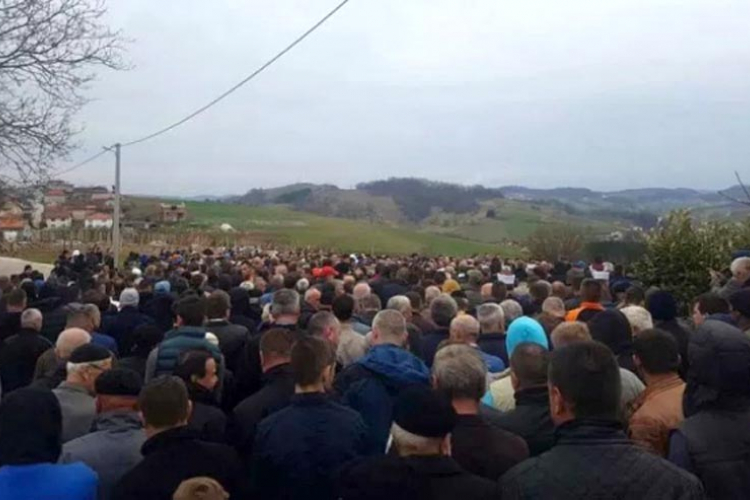 Bužim: Više hiljada oprostilo se od tragično preminule djevojčice Emine Šekić