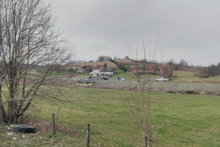 Prevrnuo se kamion na autoputu Prnjavor-Doboj
