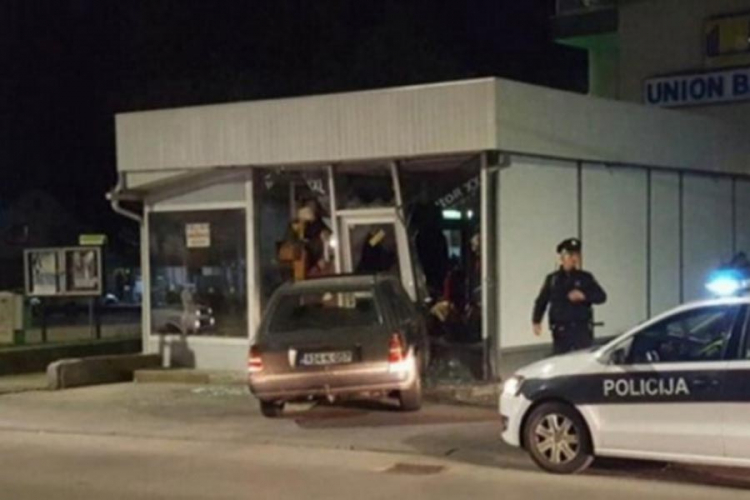 Mrtav pijan mercedesom uletio u izlog butika