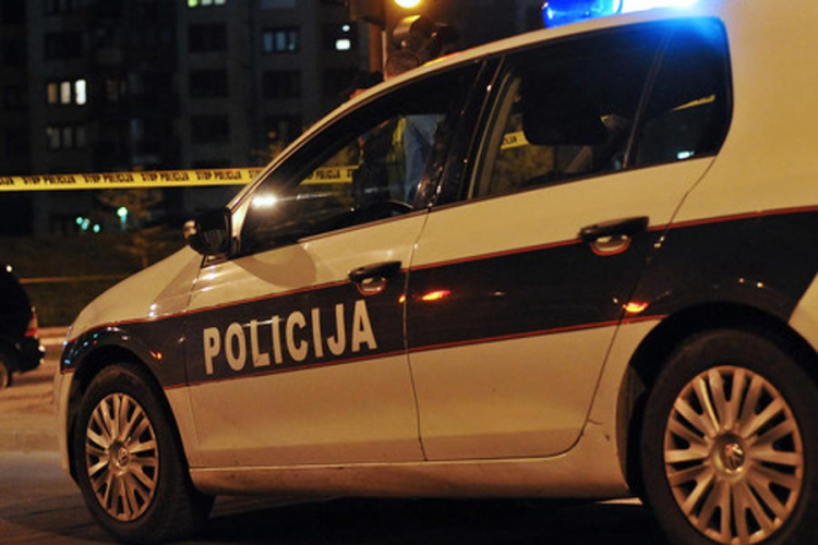 Nasrnuo na policajce i povrijedio ih