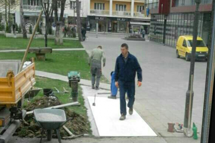 Bašta kafića porasla preko noći, komunalna policija naredila uklanjanje