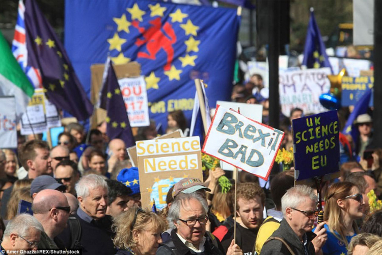 Desetine hiljada ljudi u Londonu marširaju protiv Brexita
