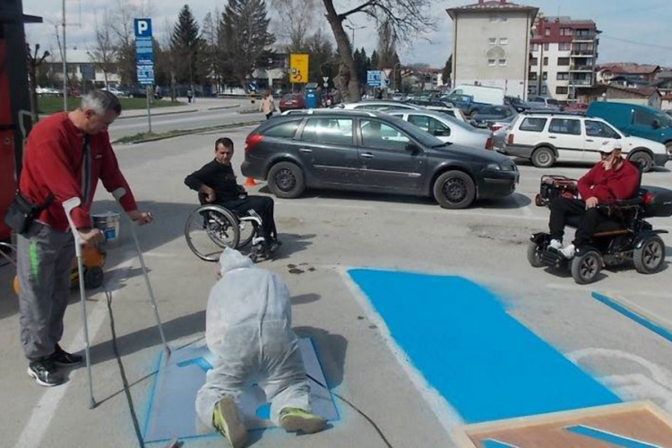 Svojim parama obilježili parking za invalidne osobe