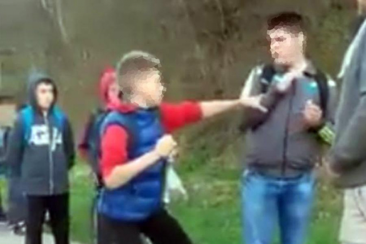Snimak koji potresa Srbiju: Otac govorio sinu da vršnjaka 'nabije šakom u glavu'