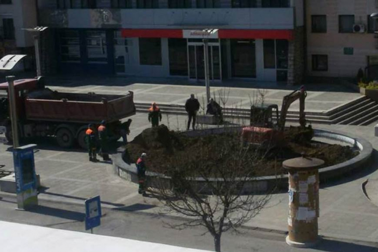 Fontana u Laktašima zatrpana zemljom