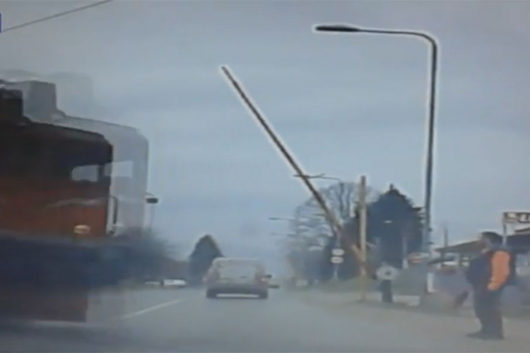 Izbjegnuta nova tragedija na pružnom prelazu